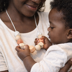 Maman et fille, moment tendre et intime