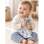 Bébé souriant avec son doudou lapin