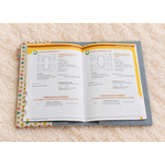 Carnet dentaire ouvert sur tapis écru