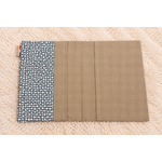 Organisateur textile beige sur tapis moelleux