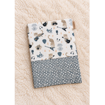 Pochette bébé rock sur tapis moelleux