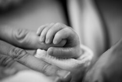 Photographie En Niveaux De Gris De Bébé Tenant Le Doigt