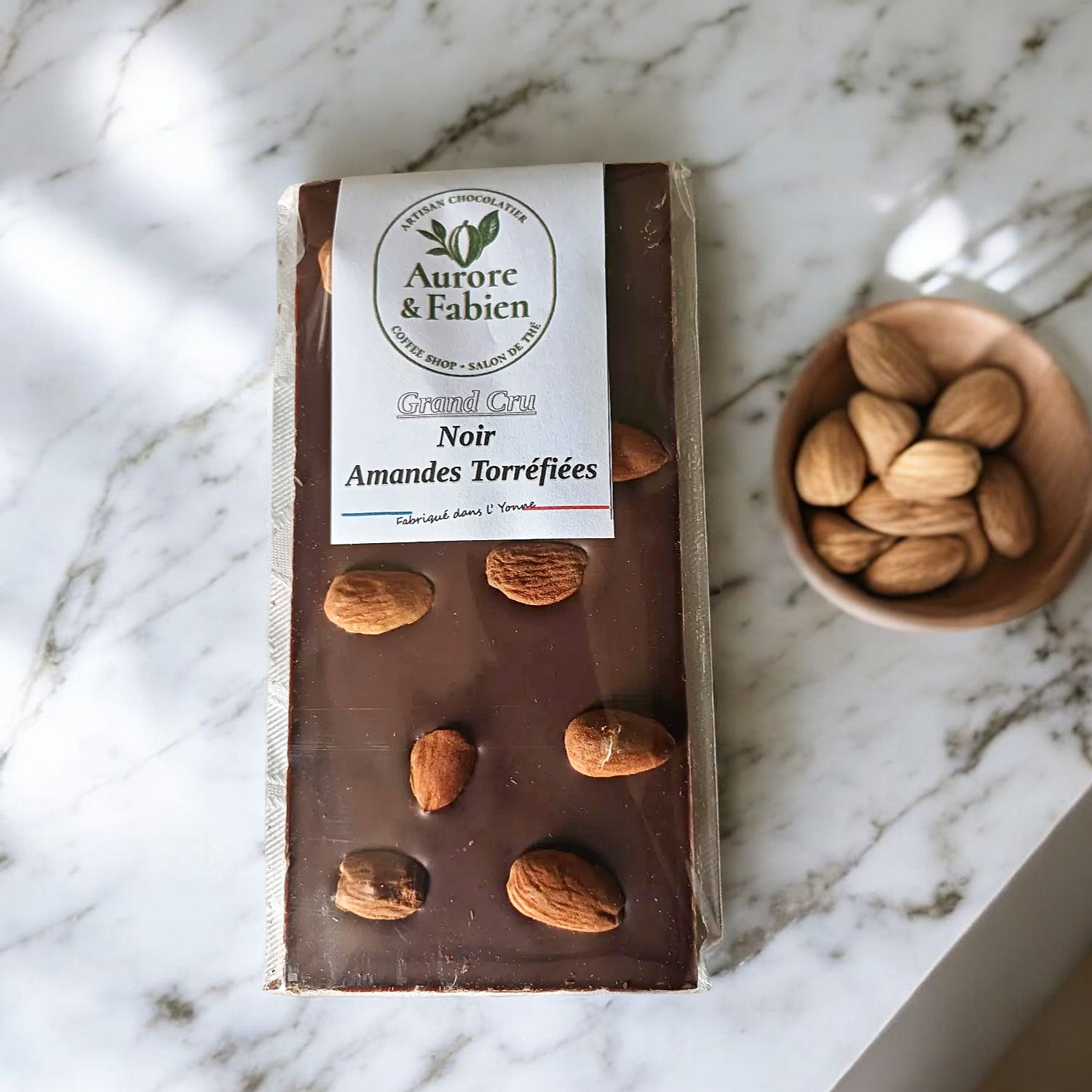 Tablette-chocolat-noir-amandes-torréfiées-Aurore-