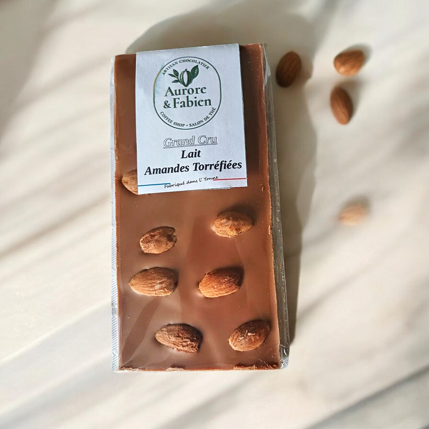 Tablette-chocolat-lait-Madagascar-amandes-torréfiées- Aurore-