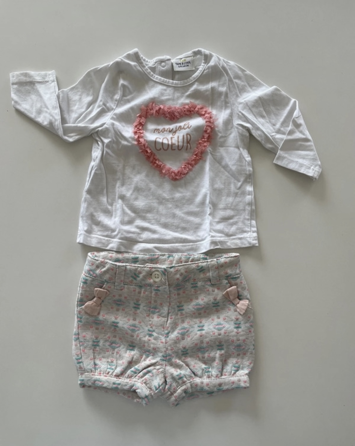 Ensemble t-shirt blanc et short bleu et rose, Multimarques, 6 mois