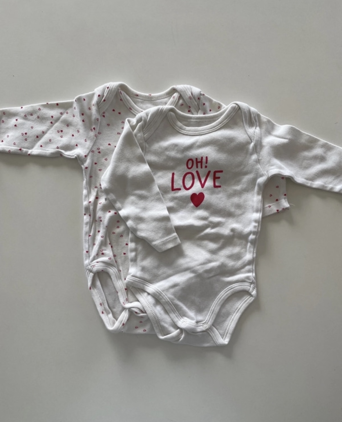 Lot de 2 bodies blanc et rouge, 6 mois