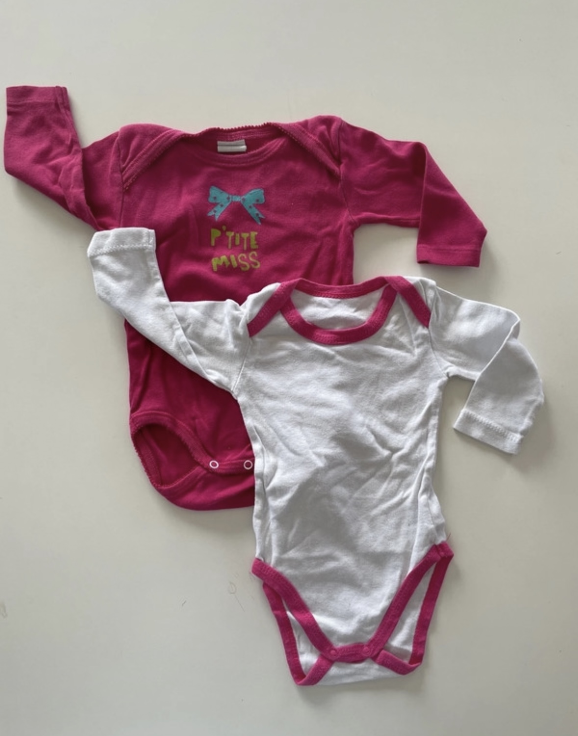 Lot de 2 bodies blanc et fuchsia, Mots d\'enfants, 6 mois
