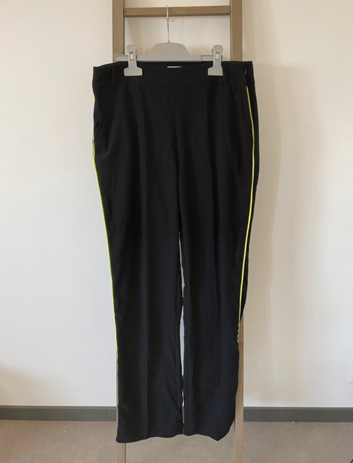 Pantalon Noir avec fine bande fluo, Flou By Shadia, 42