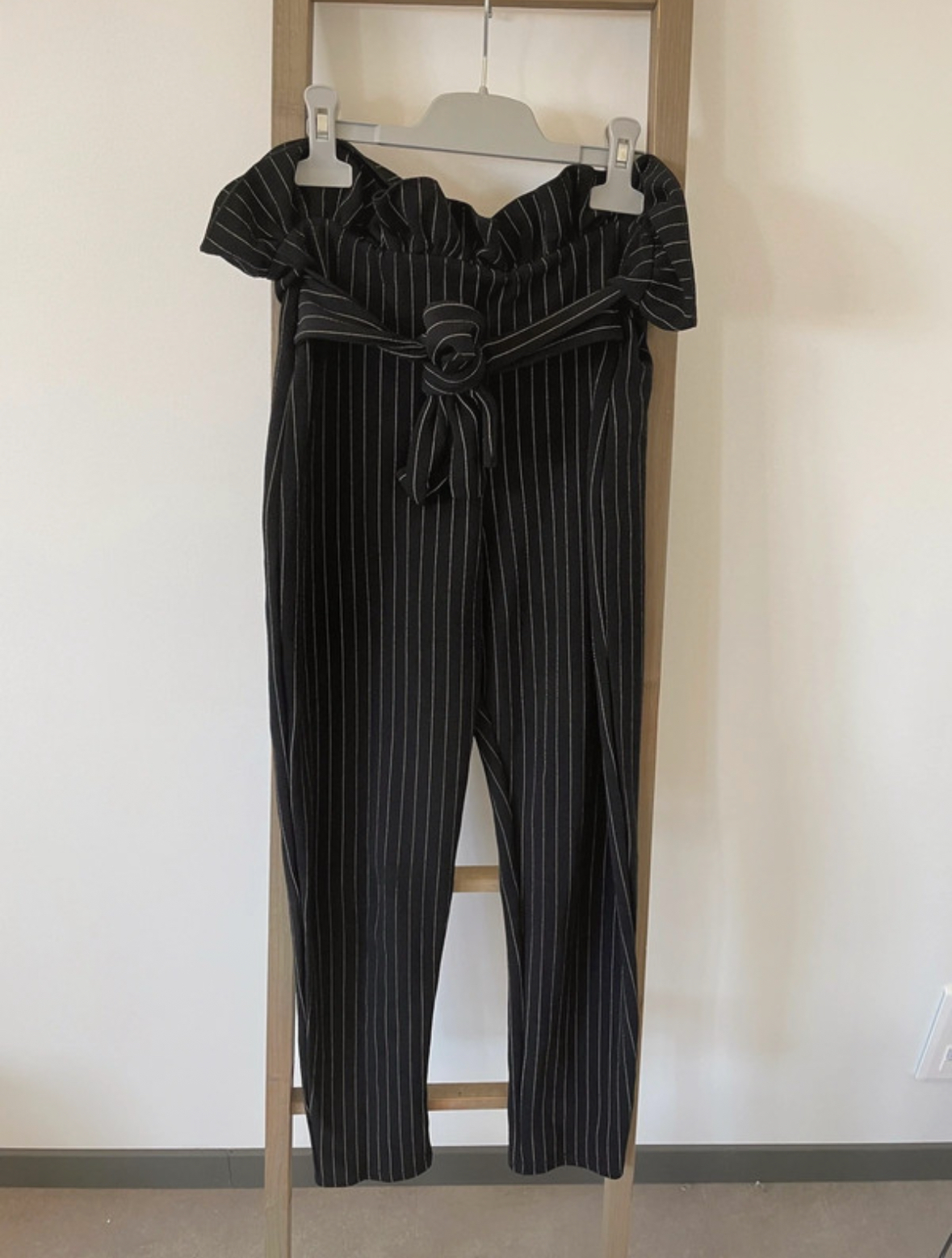 Pantalon noir rayé blanc avec ceinture à nouer, pretty little thing, 40