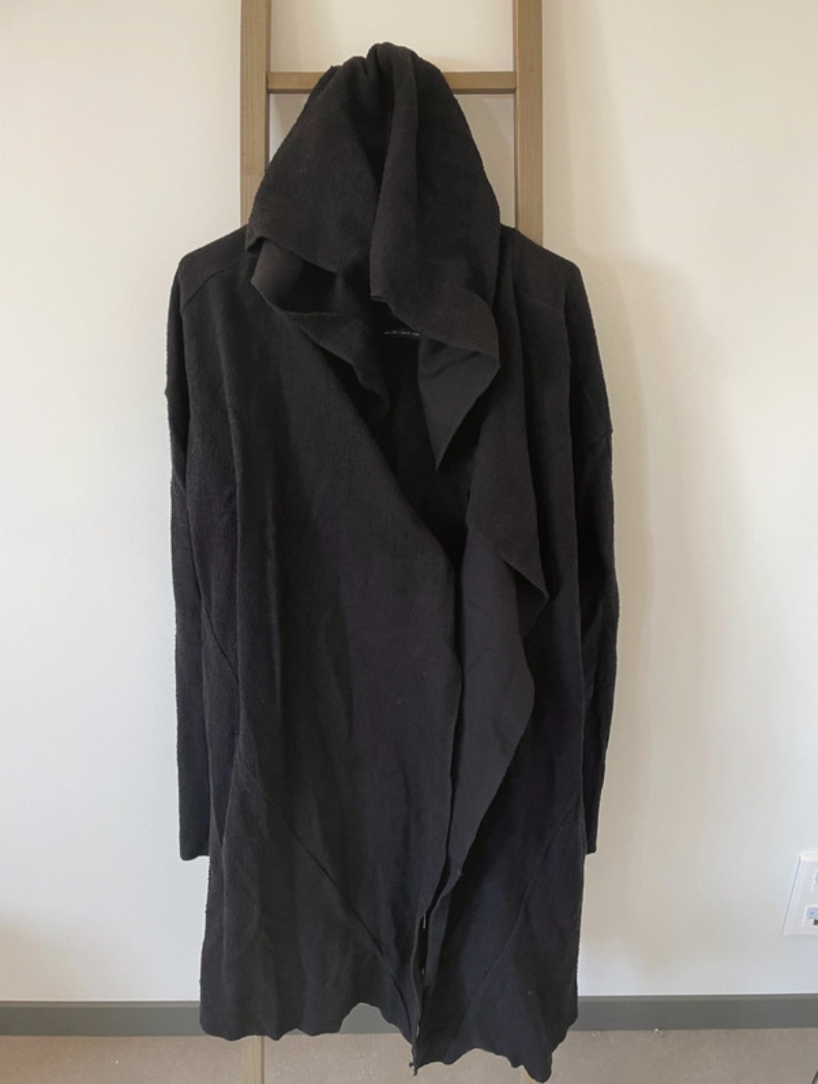 TGRA03 MANTEAU NOIR LONG A CAPUCHE