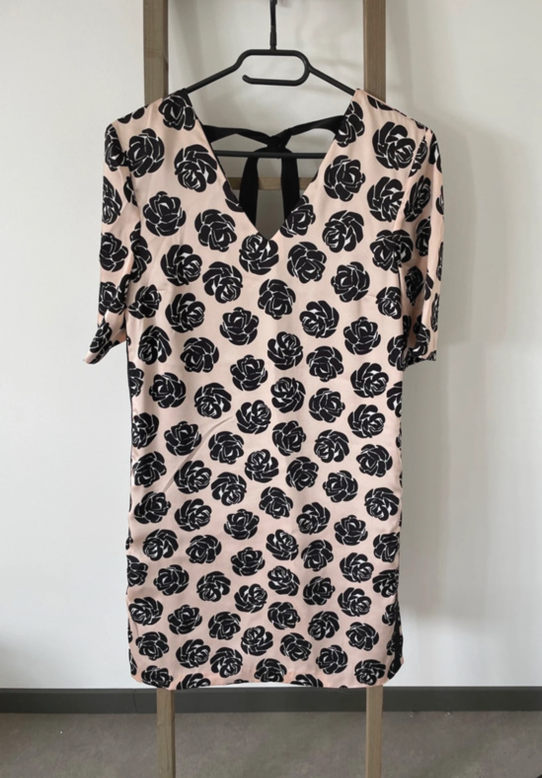 Robe rose avec fleurs noires, 123, 36