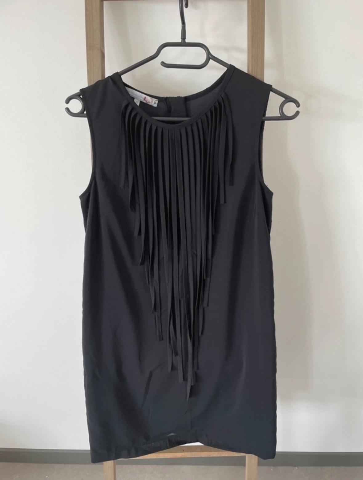 Robe noire avec franges, La fée maraboutée, 36