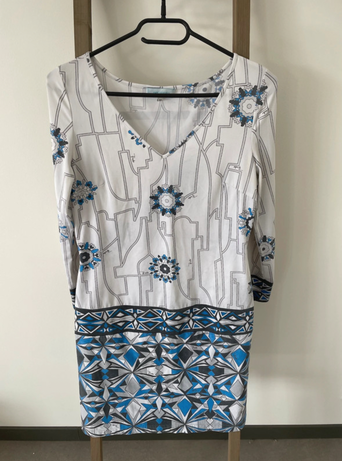 SBOU44 ROBE BLANC ET BLEU EMILIO PUCCI