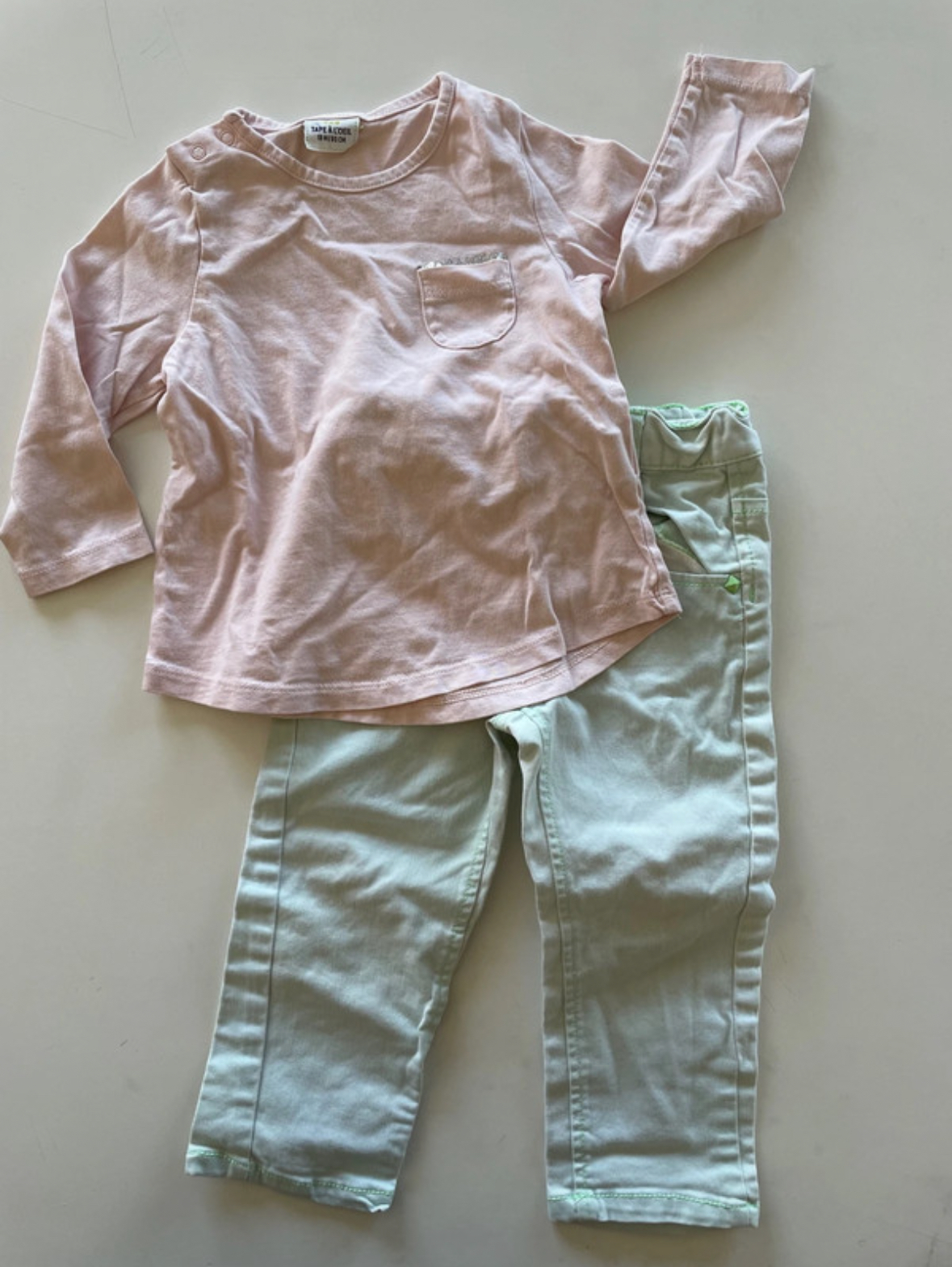 Ensemble t-shirt rose et Pantalon vert d’eau, Multimarques, 18 mois