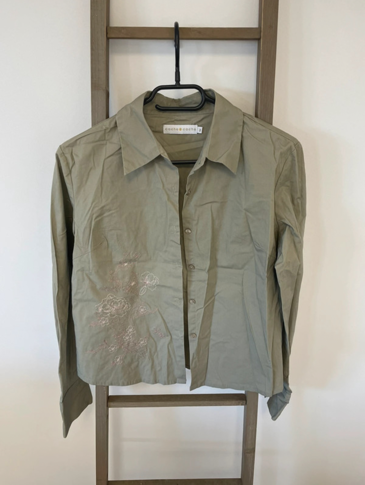 Chemise kaki et broderie rose, Cache-Cache, L