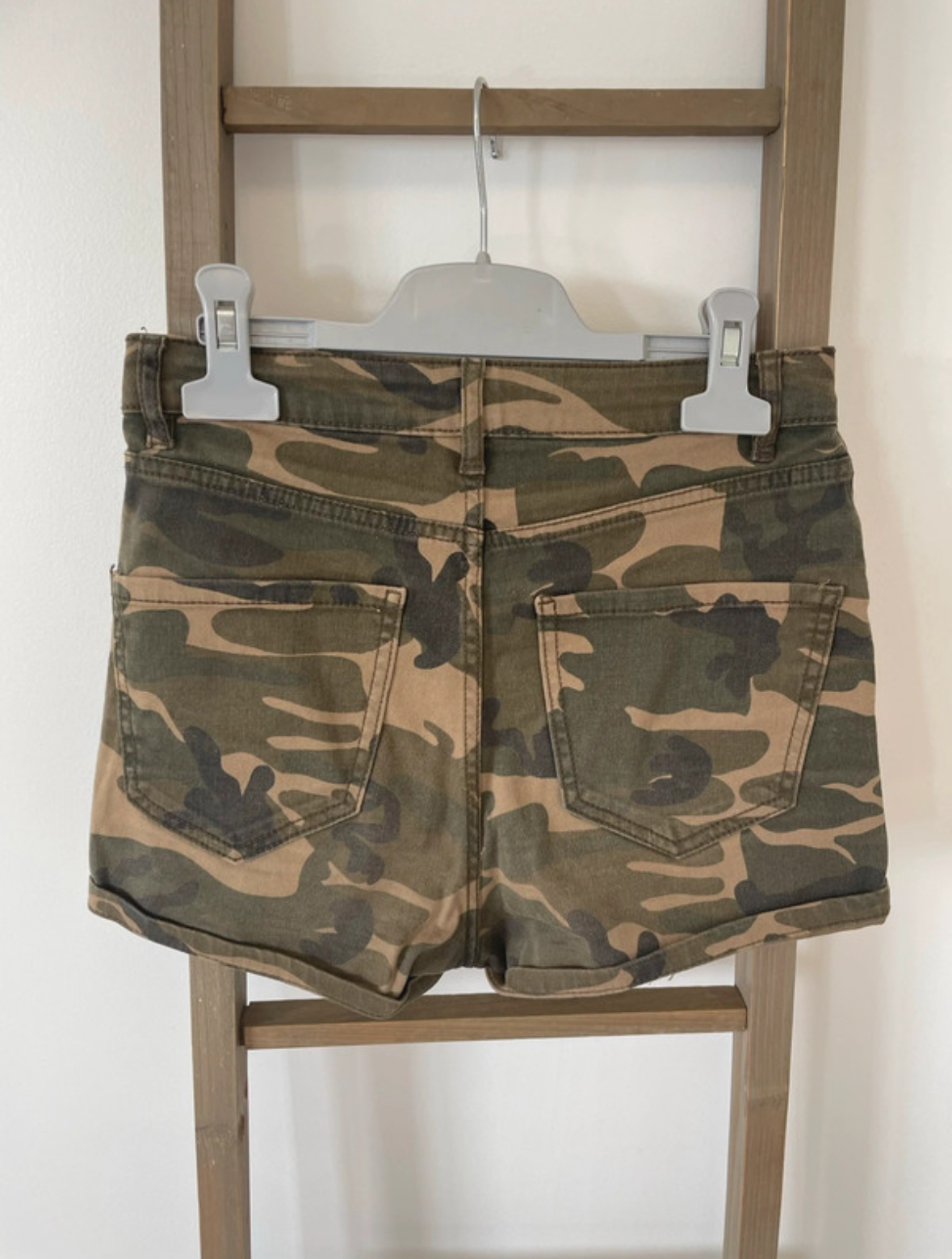 MBLA78 SHORT MILITAIRE KAKI JENNYFER 34 DOS