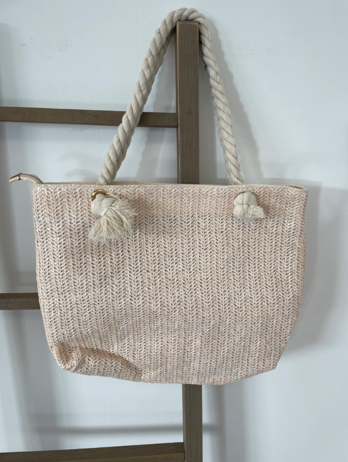 Sac à main tressé rose clair et corde
