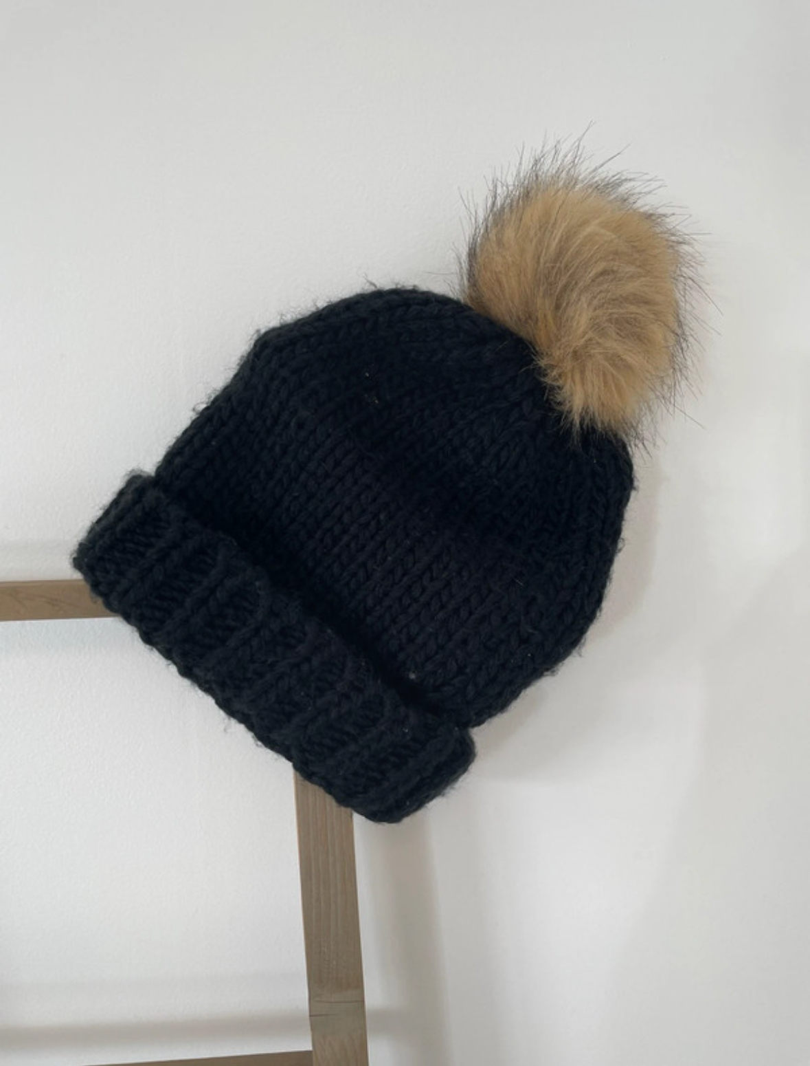 Bonnet noir et pompon