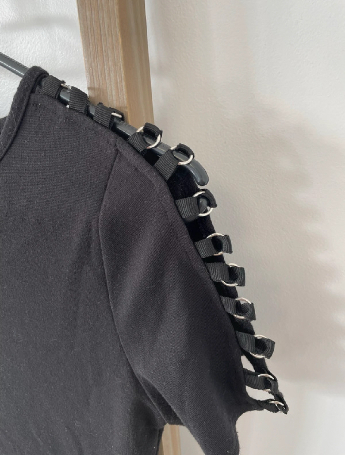 MBLA112 ROBE NOIRE MOULANTE JENNYFER S EPAULE