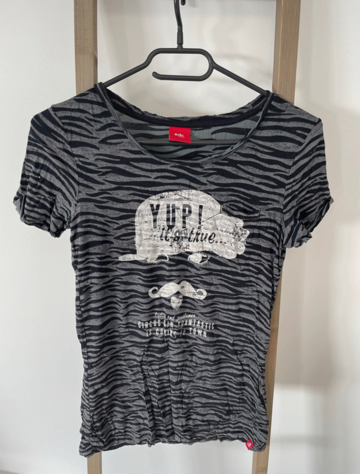 T-shirt gris et noir zebré, EDC, 14 ans