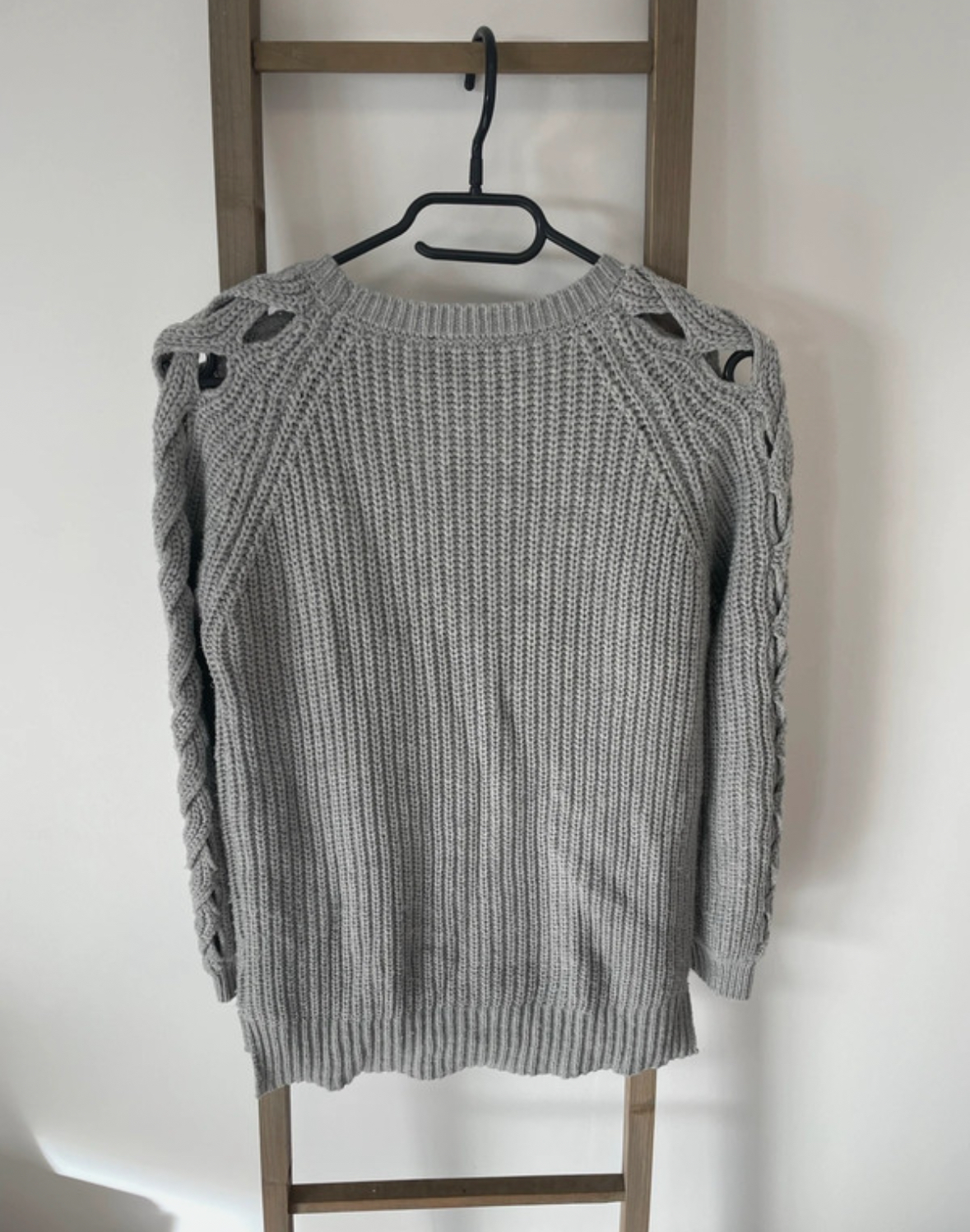 MBLA150 PULL GRIS EPAULE DENUDEE DOS