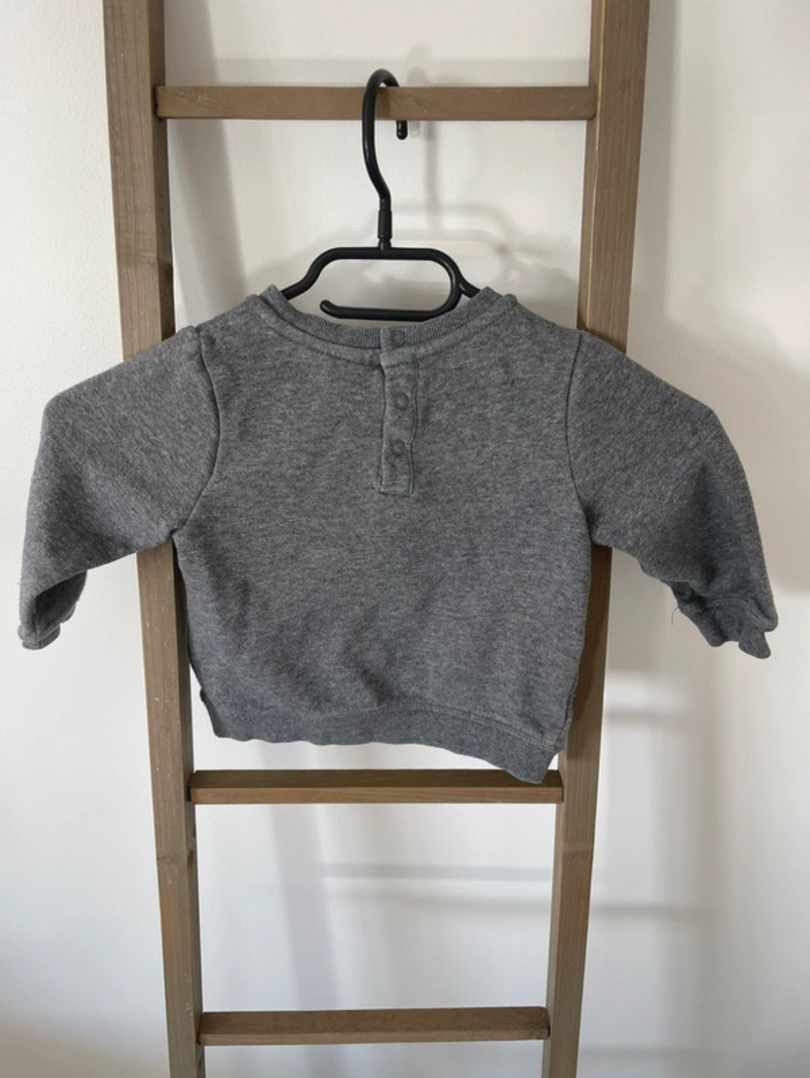 JVER106 PULL GRIS MICKEY ORCHESTRA 18 MOIS