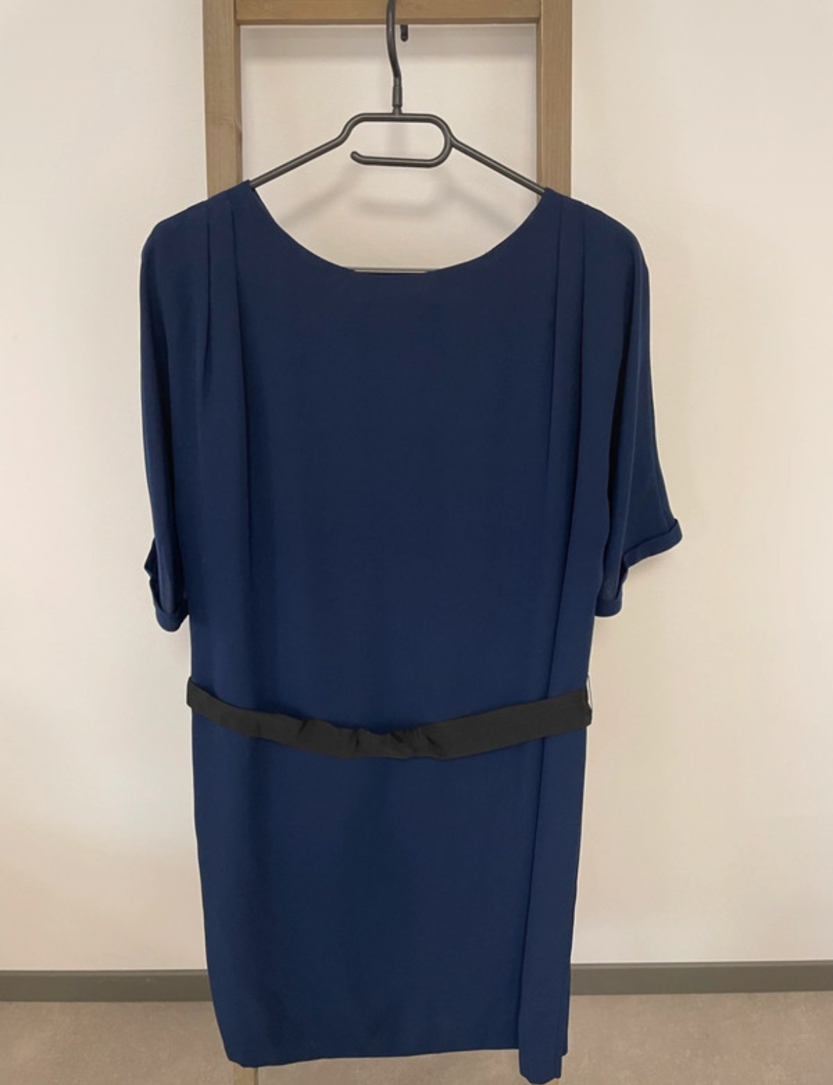 SDET146 ROBE BLEU MARINE AVEC CEINTURE NOIRE 123 44 DOS