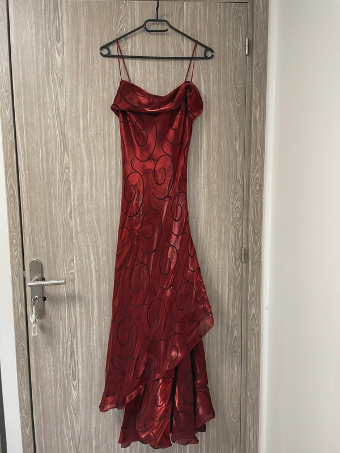 Robe de cocktail bordeaux asymétrique avec étole, 46
