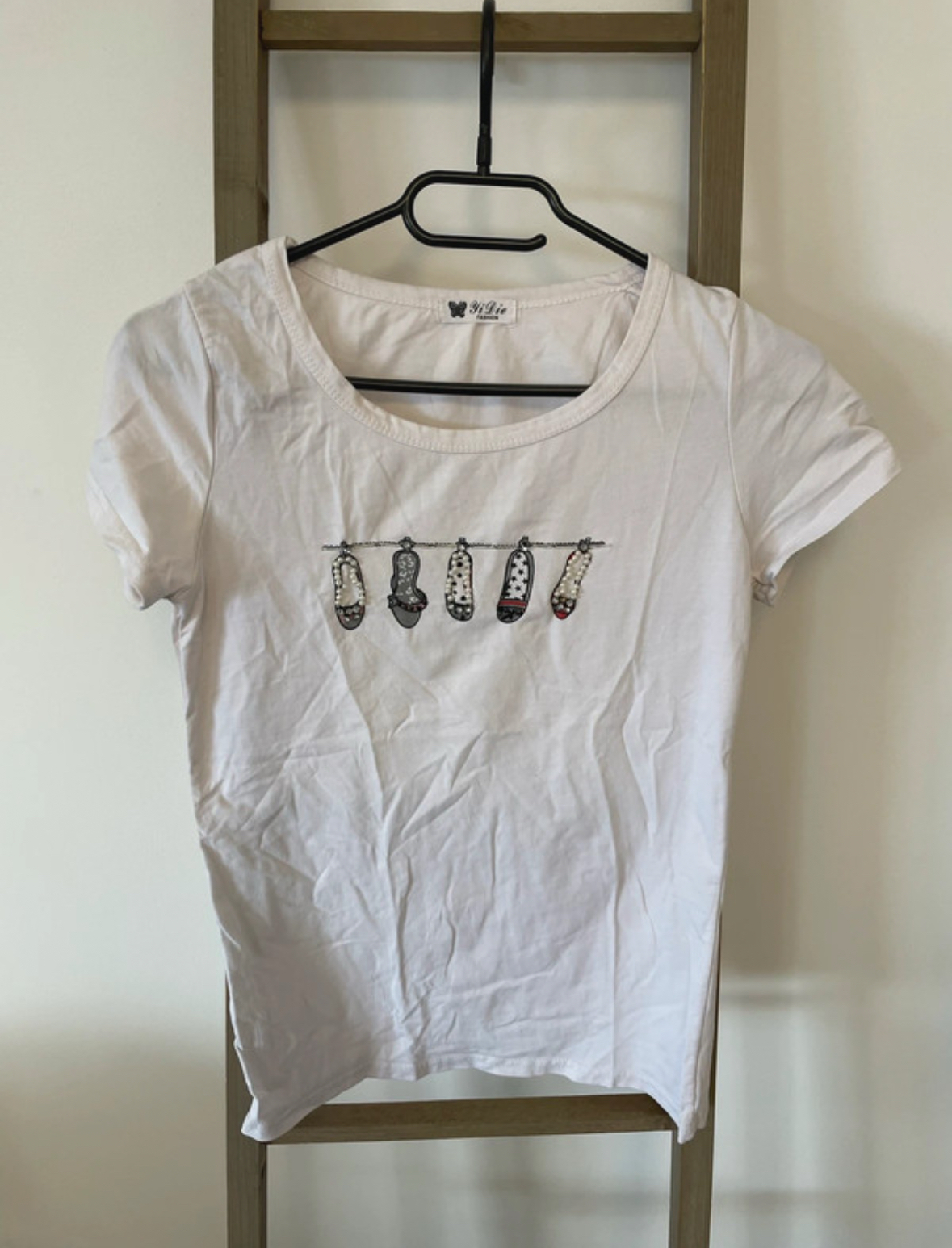 T-shirt blanc avec chaussures suspendues, Yi Die Fashion, 38