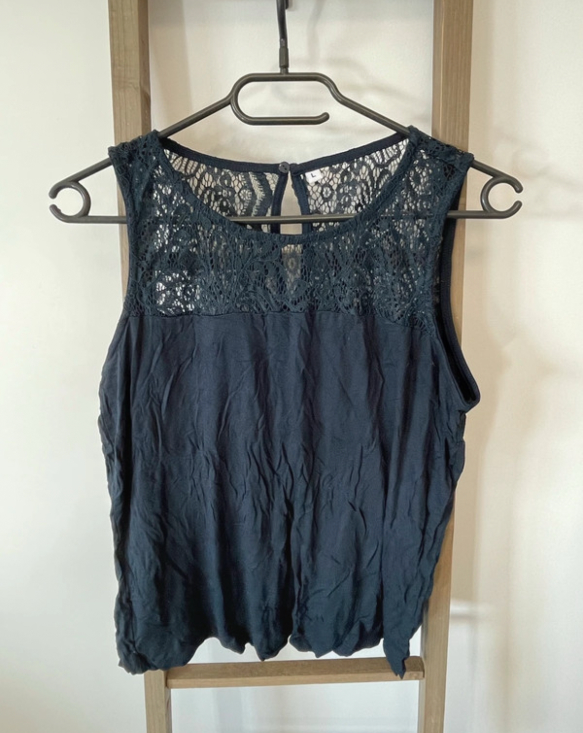 Top bleu marine avec dentelle poitrine et dos sans manche, L