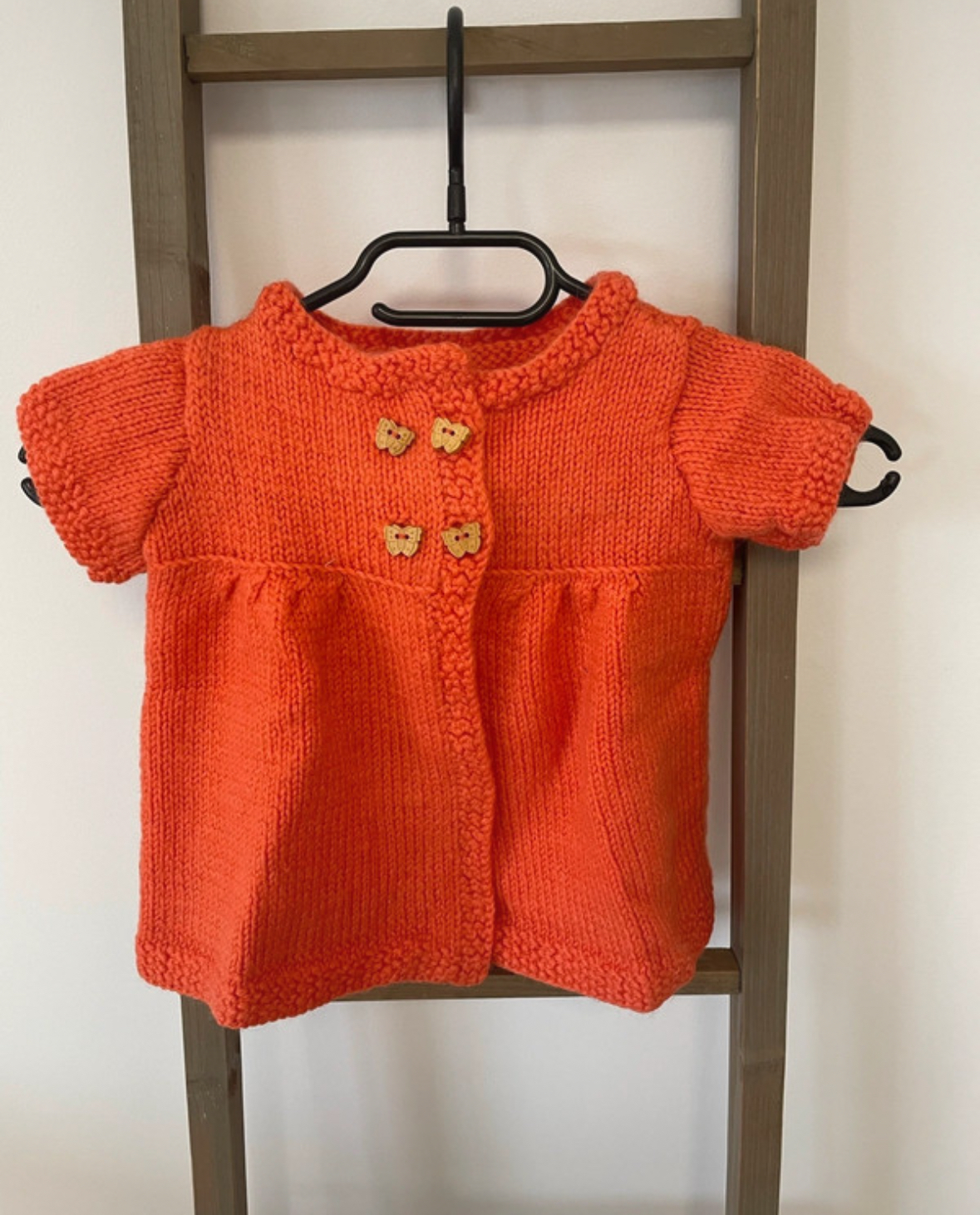 Gilet tricoté orange manches courtes, 4 ans