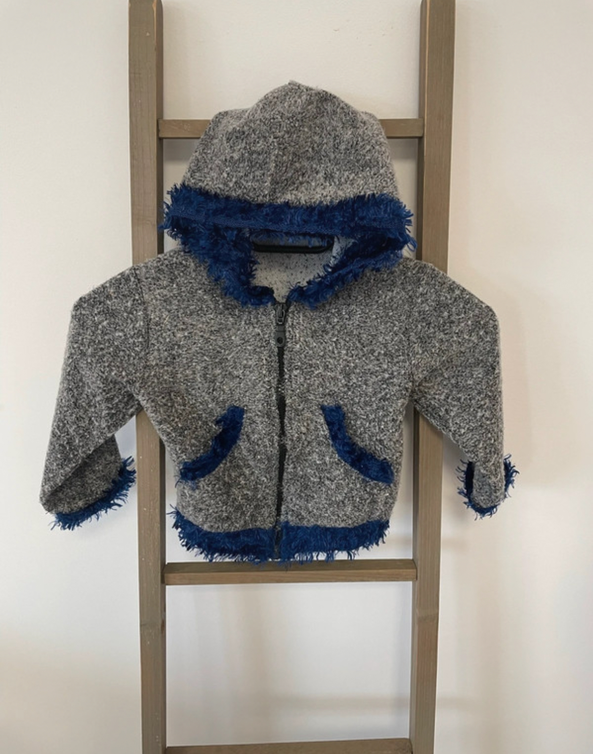 Gilet gris avec fourrure bleue, 4 ans
