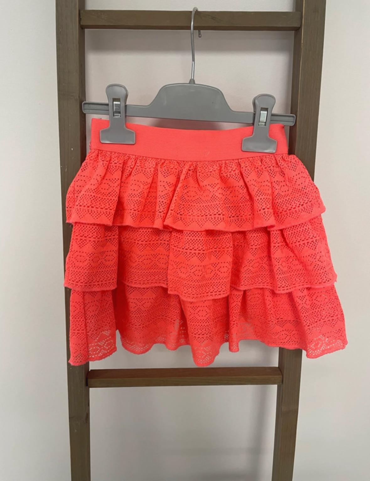 MCAL116 JUPE A VOLANTS ROSE FLUO TISSAIA