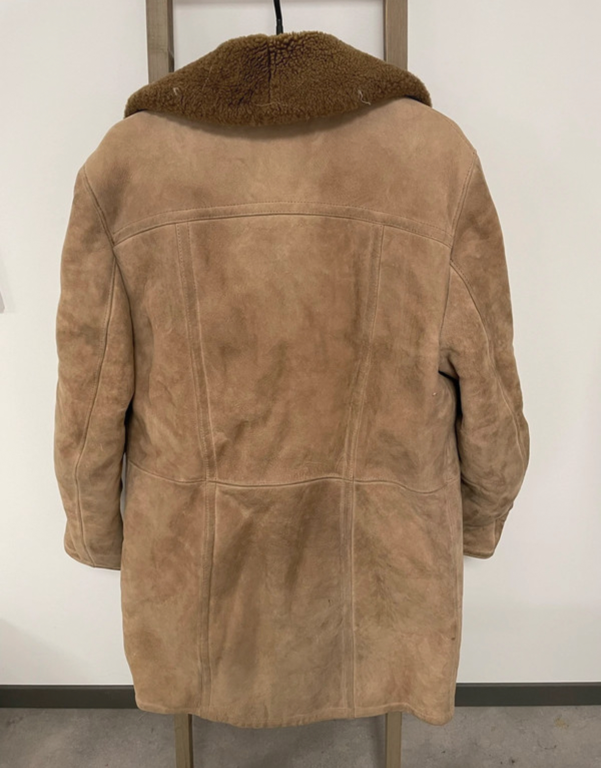 MPOI207 MANTEAU BEIGE EN PEAU ET FOURRURE MARRON XL DOS