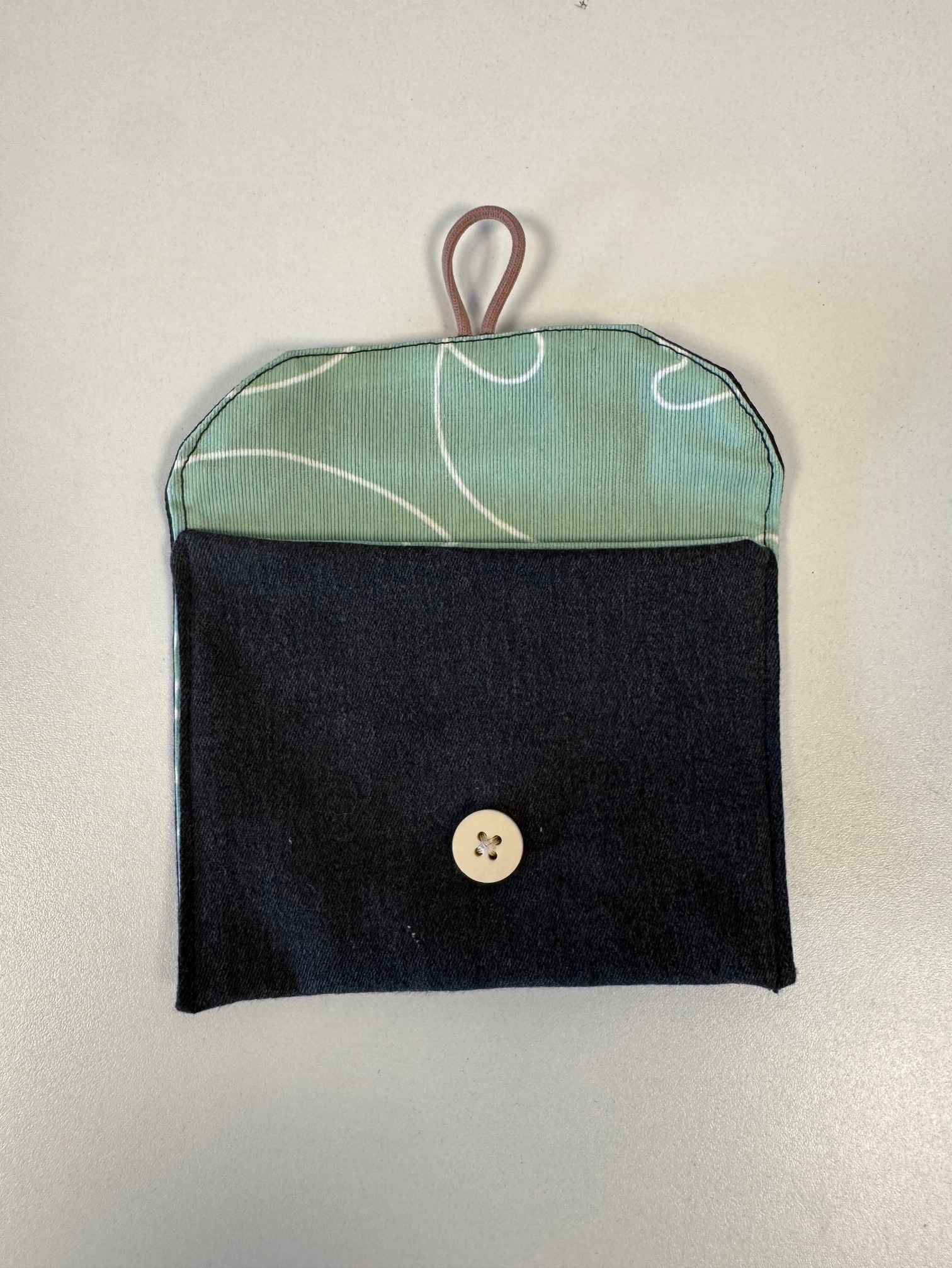 POCHETTE DE TRANSPORT SAVON NOIR VERT UPCYCLEE