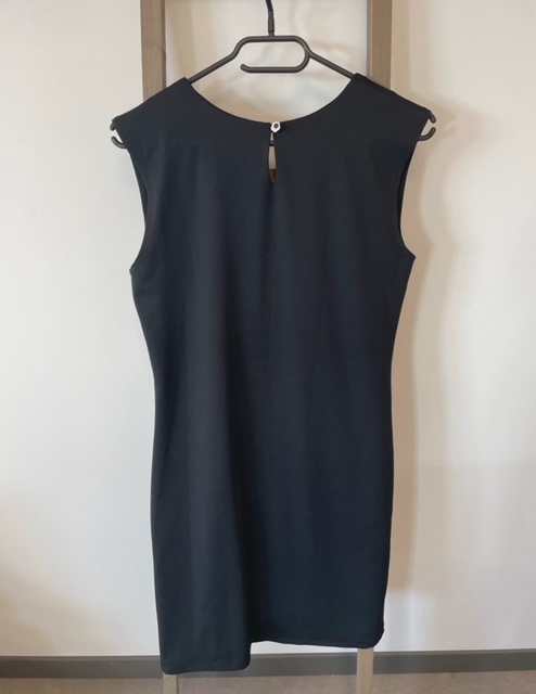 EVIC09 ROBE NOIRE PLISSEE SANS MANCHES 3 SUISSES 40 DOS