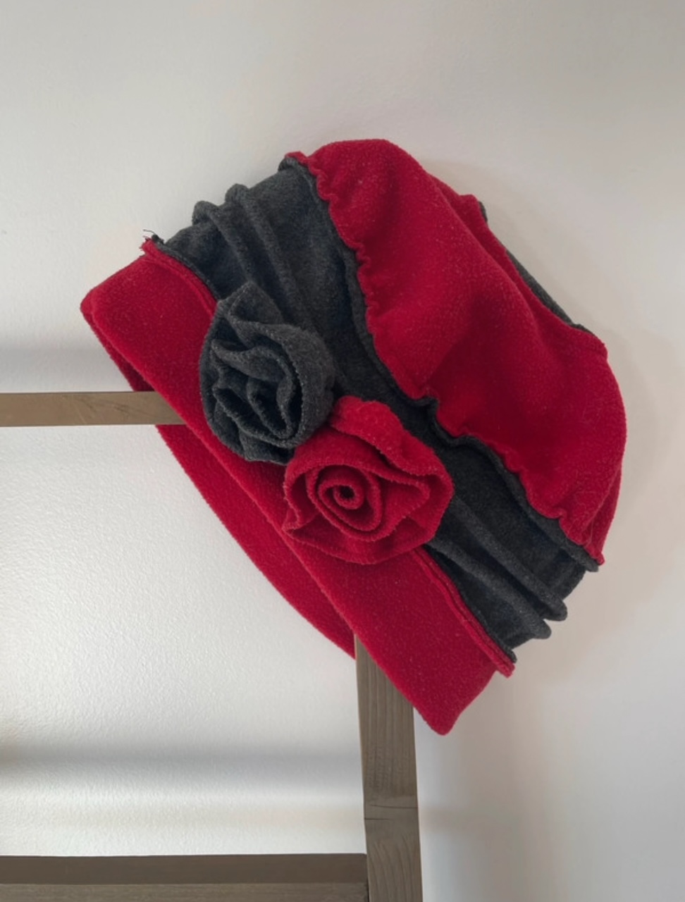 Bonnet rouge et gris