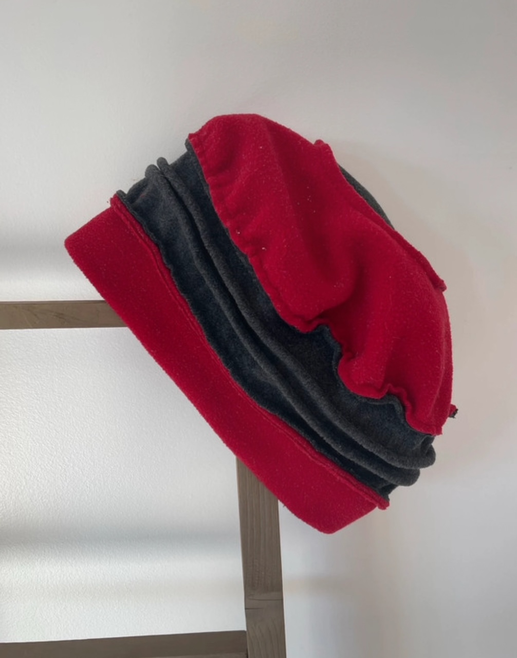 AFER06 BONNET ROUGE ET GRIS DOS