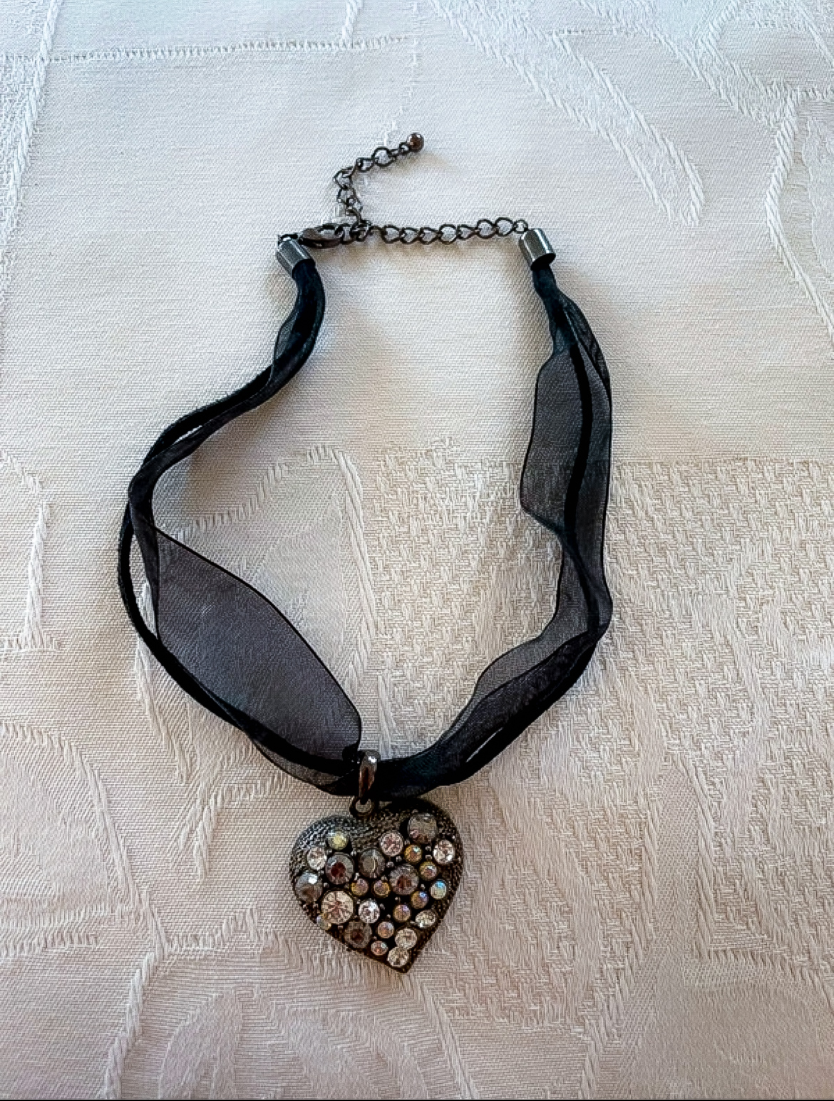 Collier coeur en organza et métal de qualité