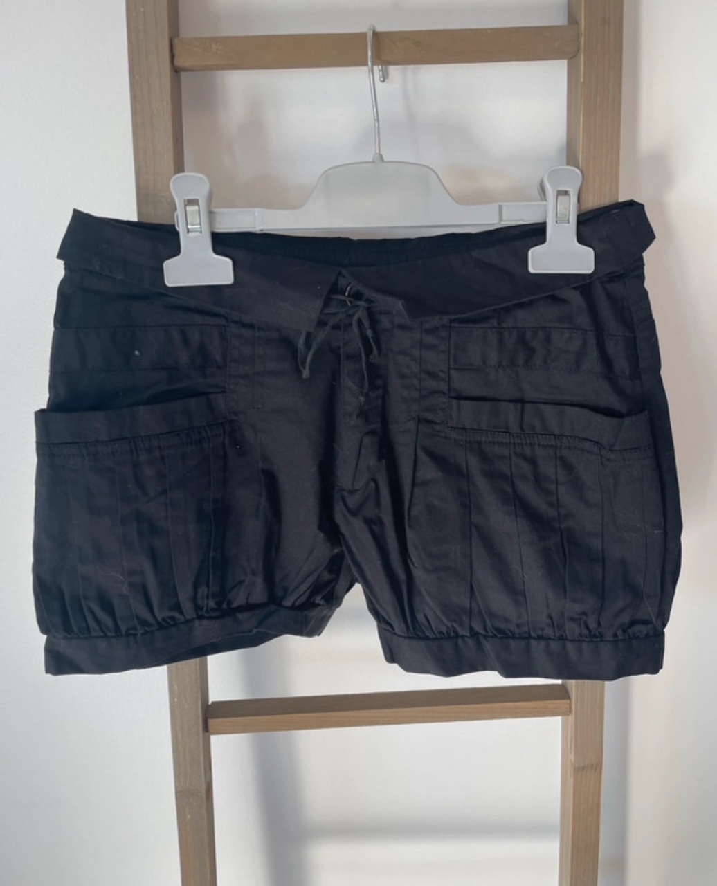 Mini short noir avec poches devant, 3 suisses, 34