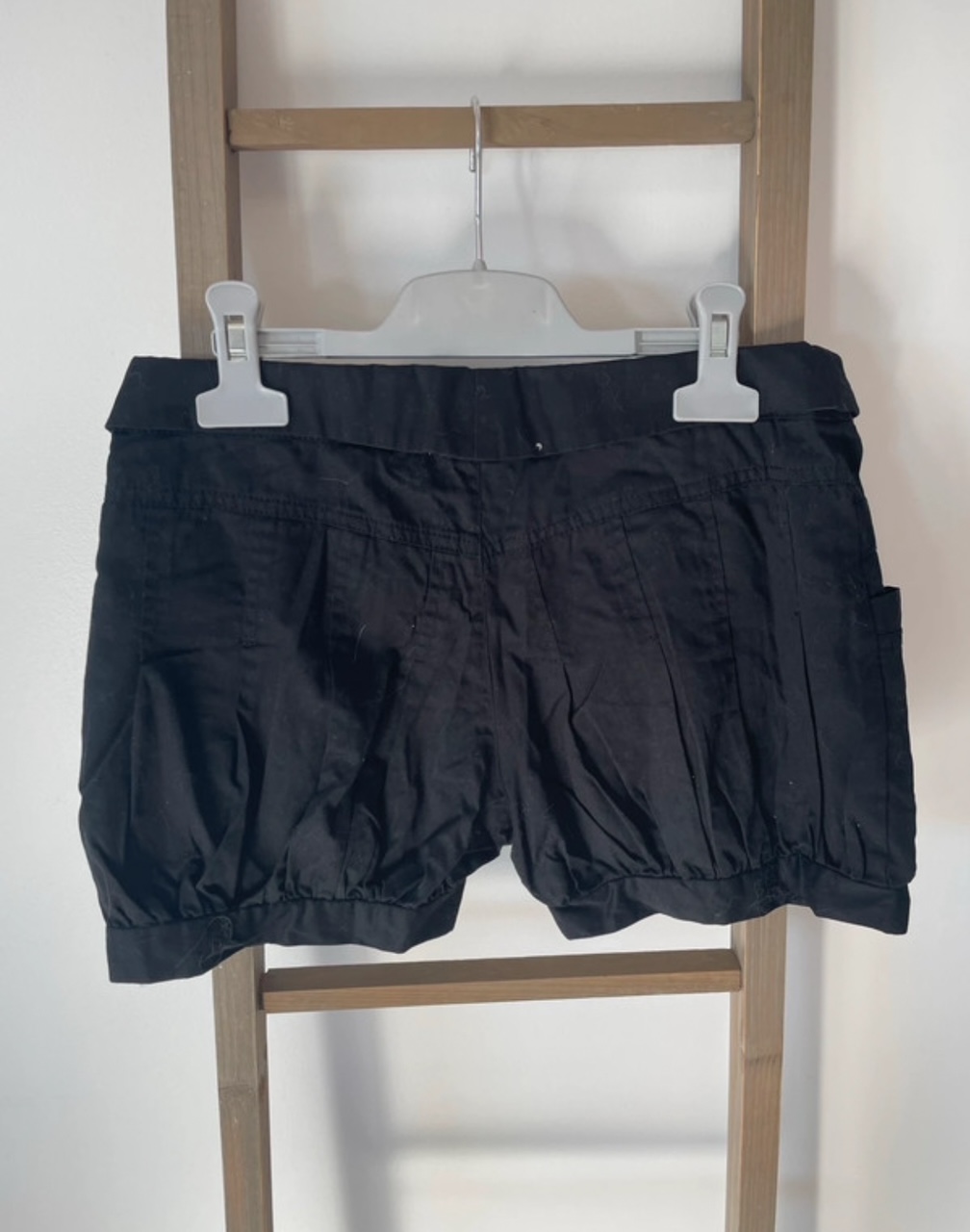 AFER13 MINI SHORT NOIR AVEC POCHES DEVANT 3 SUISSES 34 DOS