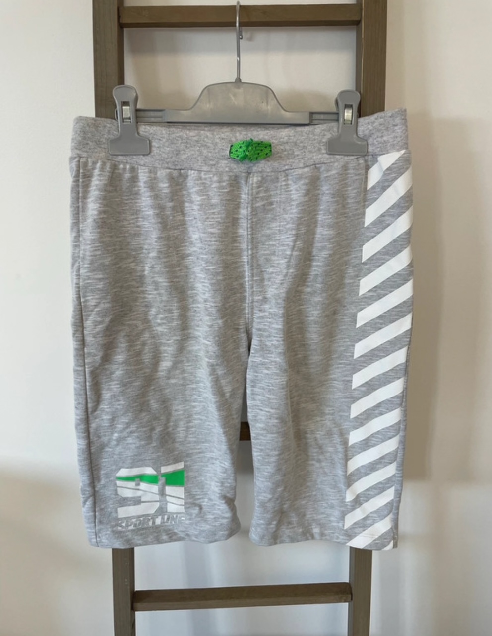 Short sportswear gris blanc et vert, Defacto, 10/11 ans