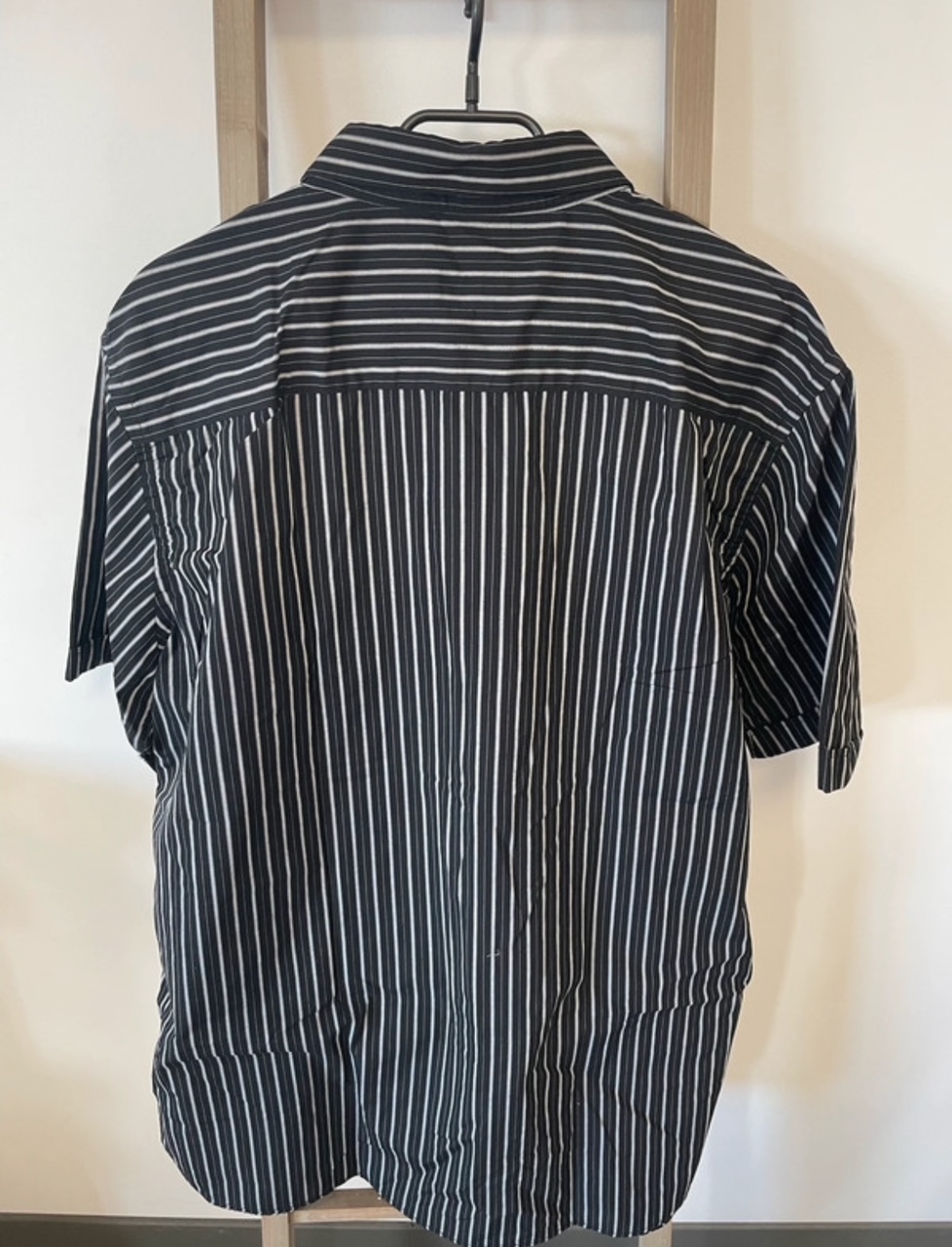 CDAV187 CHEMISE NOIRE RAYEE MANCEHS COURTES CARGO 47 48 DOS