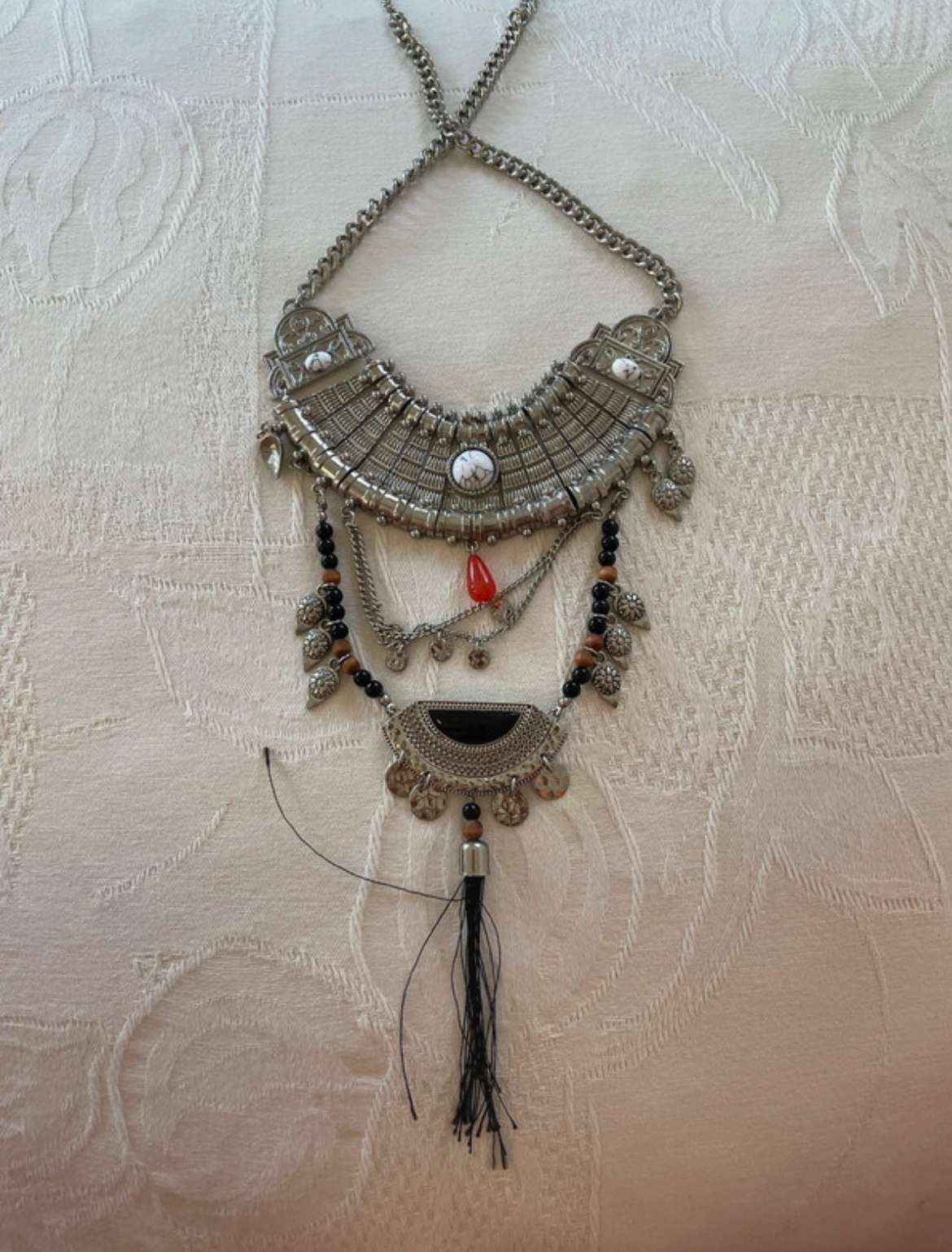 Collier long en acier avec perles noir et rouge