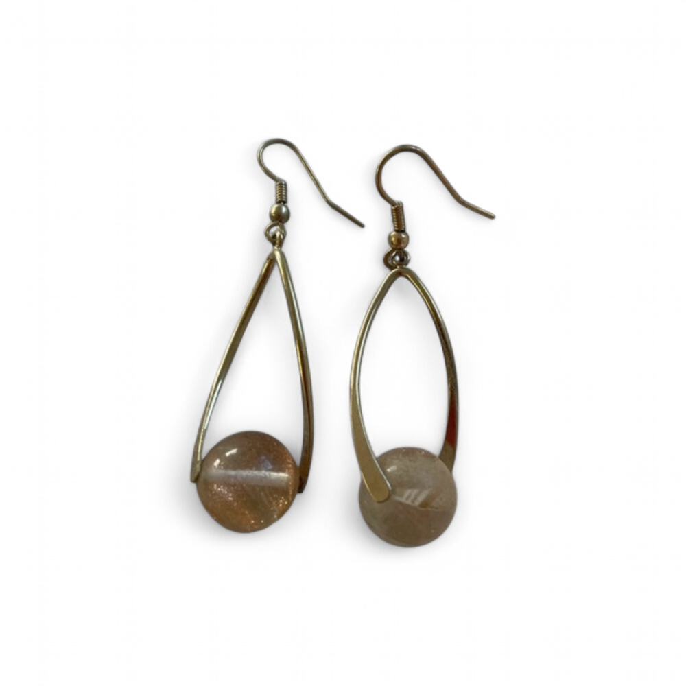 Boucle d\'oreille longues metal doré et perles transparentes