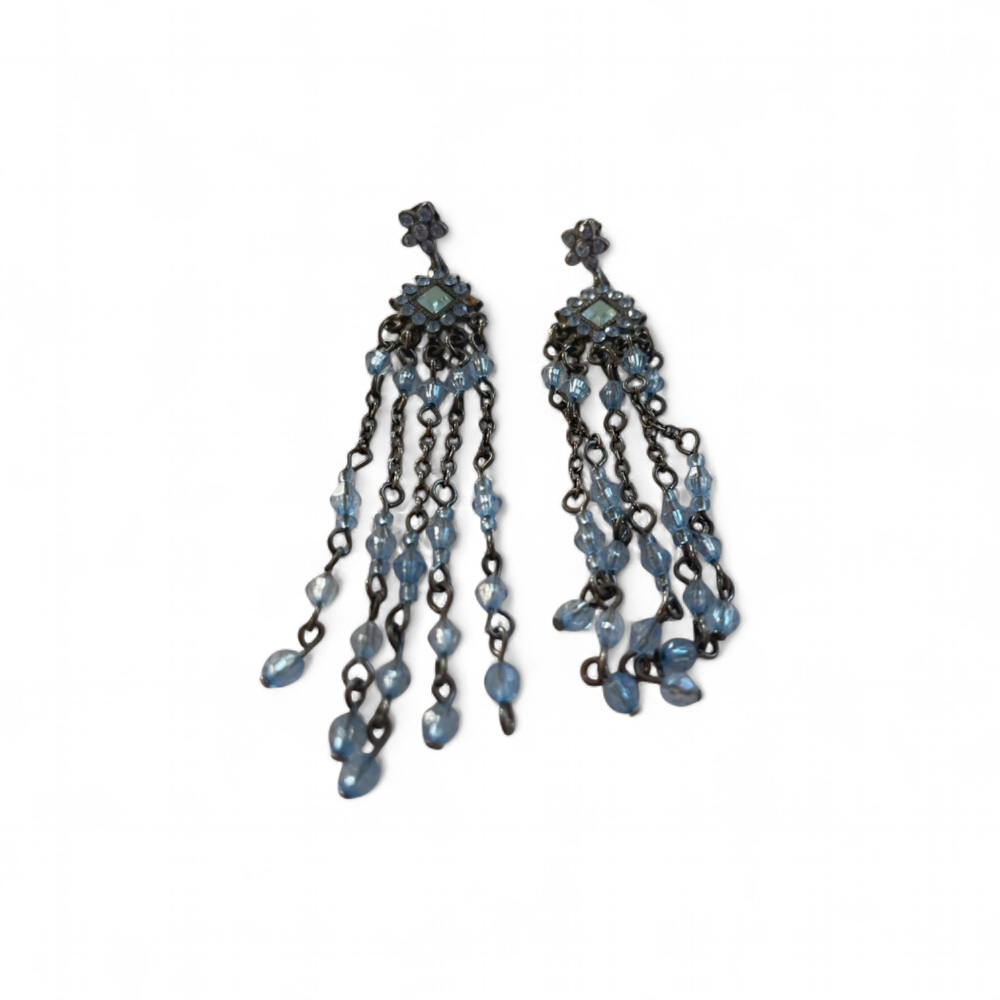 Boucles d\'oreille longues metal gris foncé et perles bleues