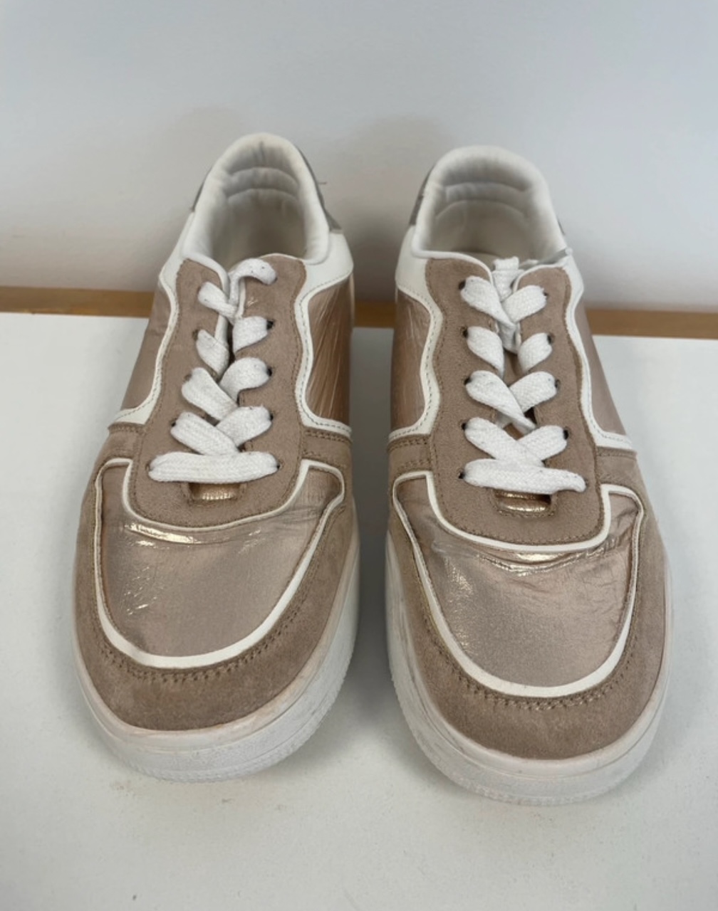 Baskets blanc et doré, Sinequanone, 37