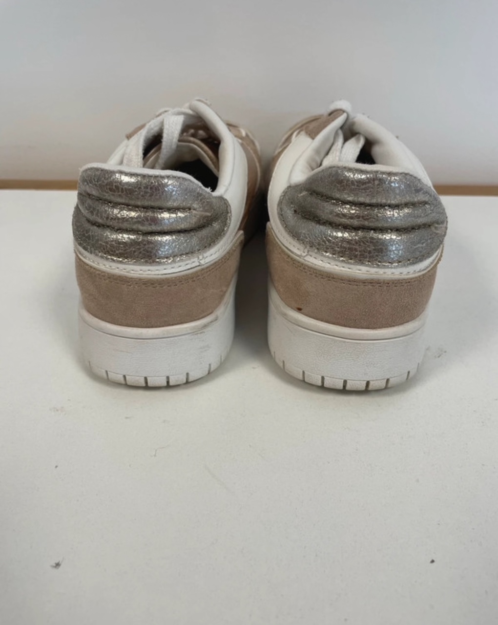 CDAV236 BASKETS BLANC ET DORE SINEQUANONE 37 2