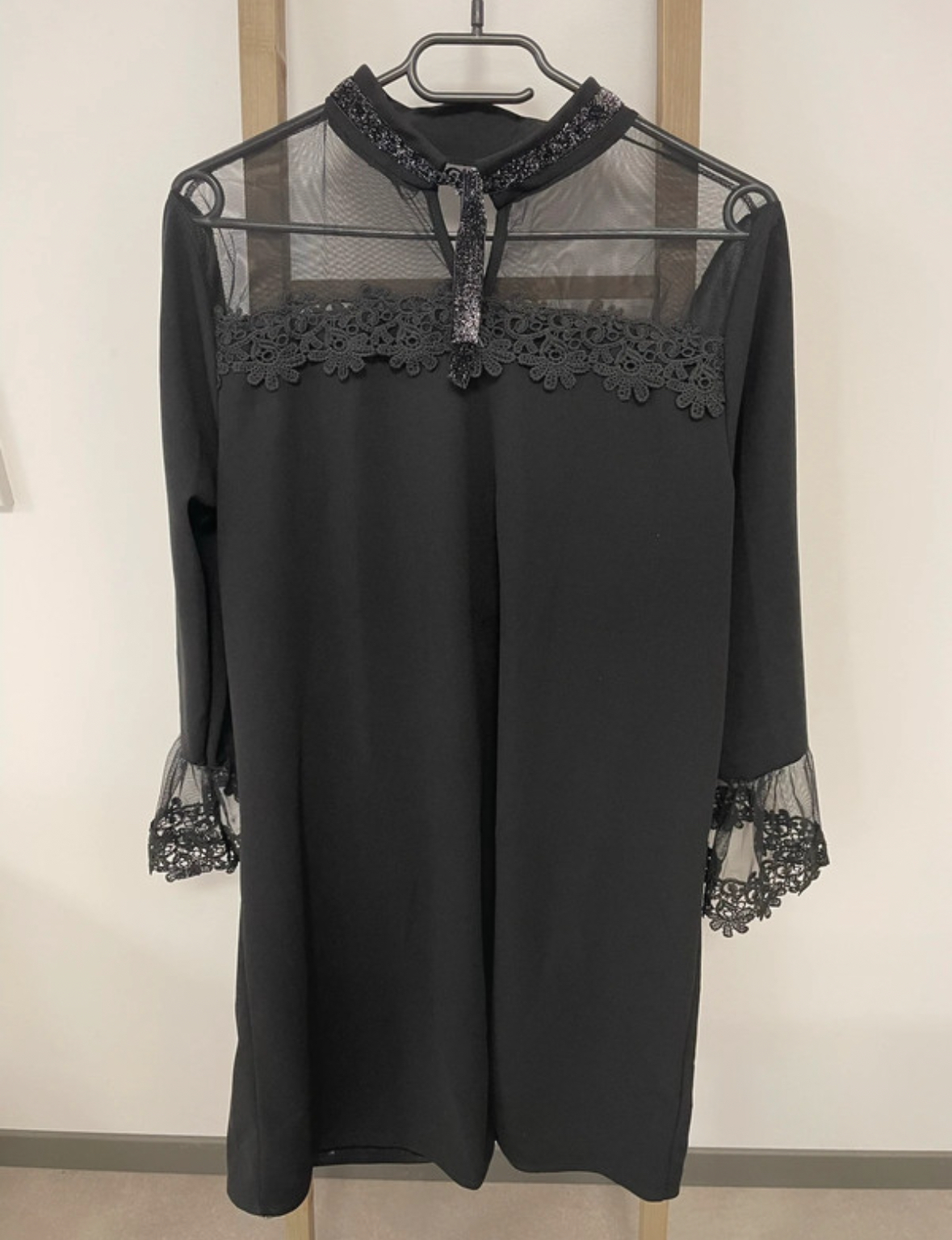Robe noire mousseline avec dentelle, M