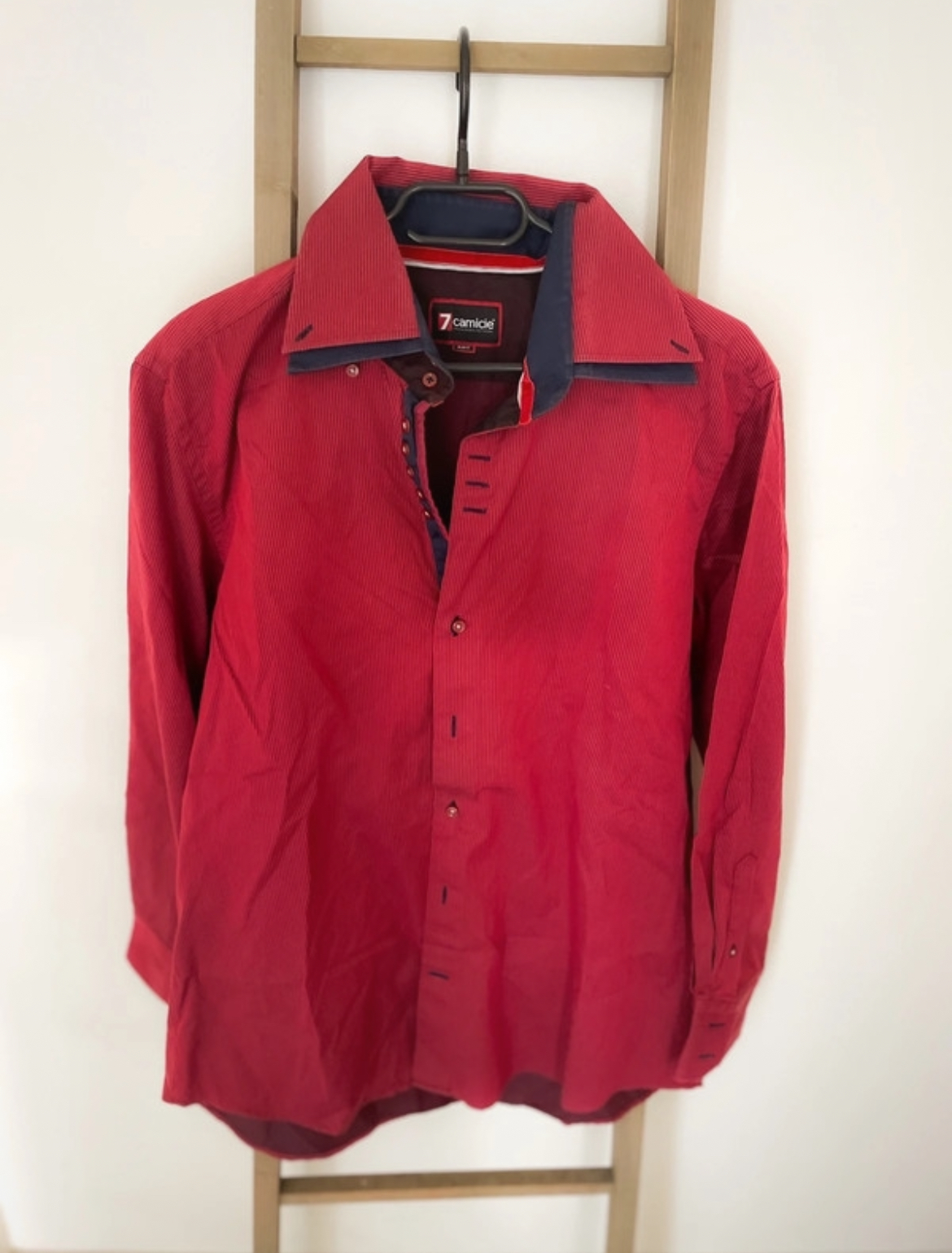 Chemise bordeaux, 7 Camicie, L